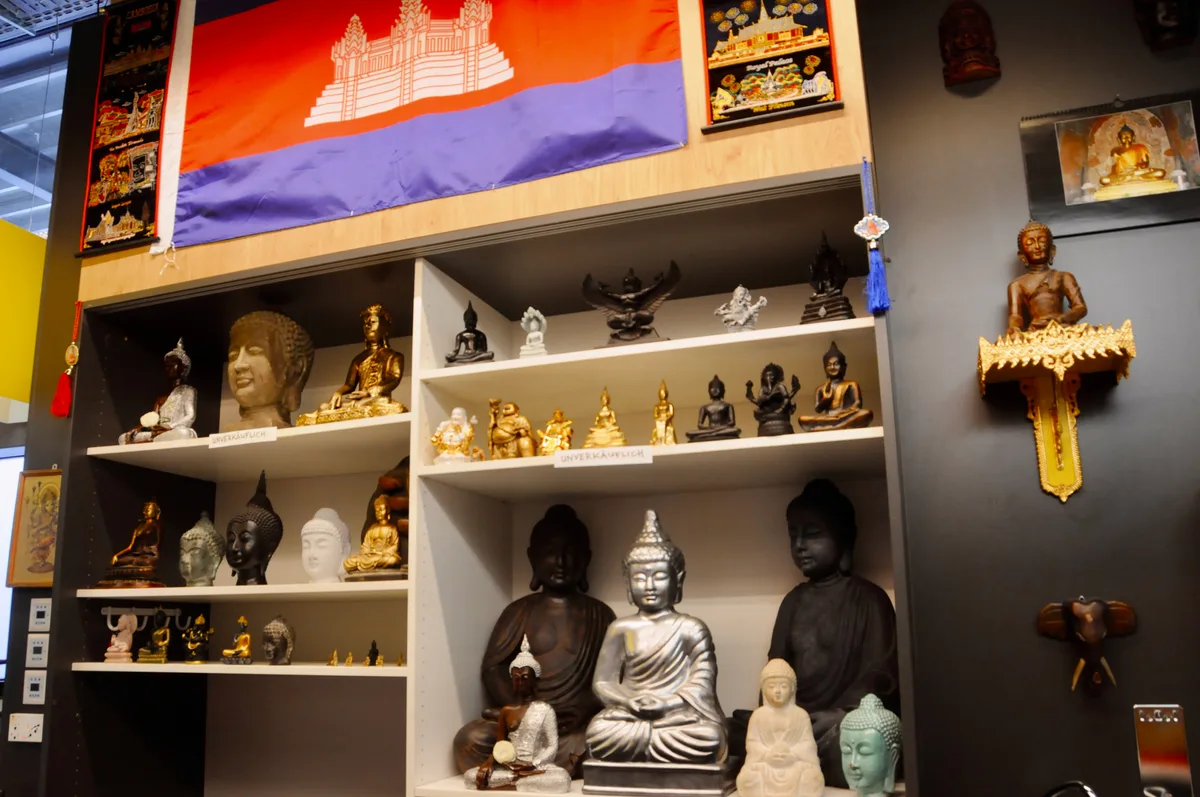 Der persönliche Bezug des Geschäftsinhabers zu Asien ist nicht nur den (unverkäuflichen) Buddha-Statuen zu entnehmen … Man sieht verschiedene Buddhas.